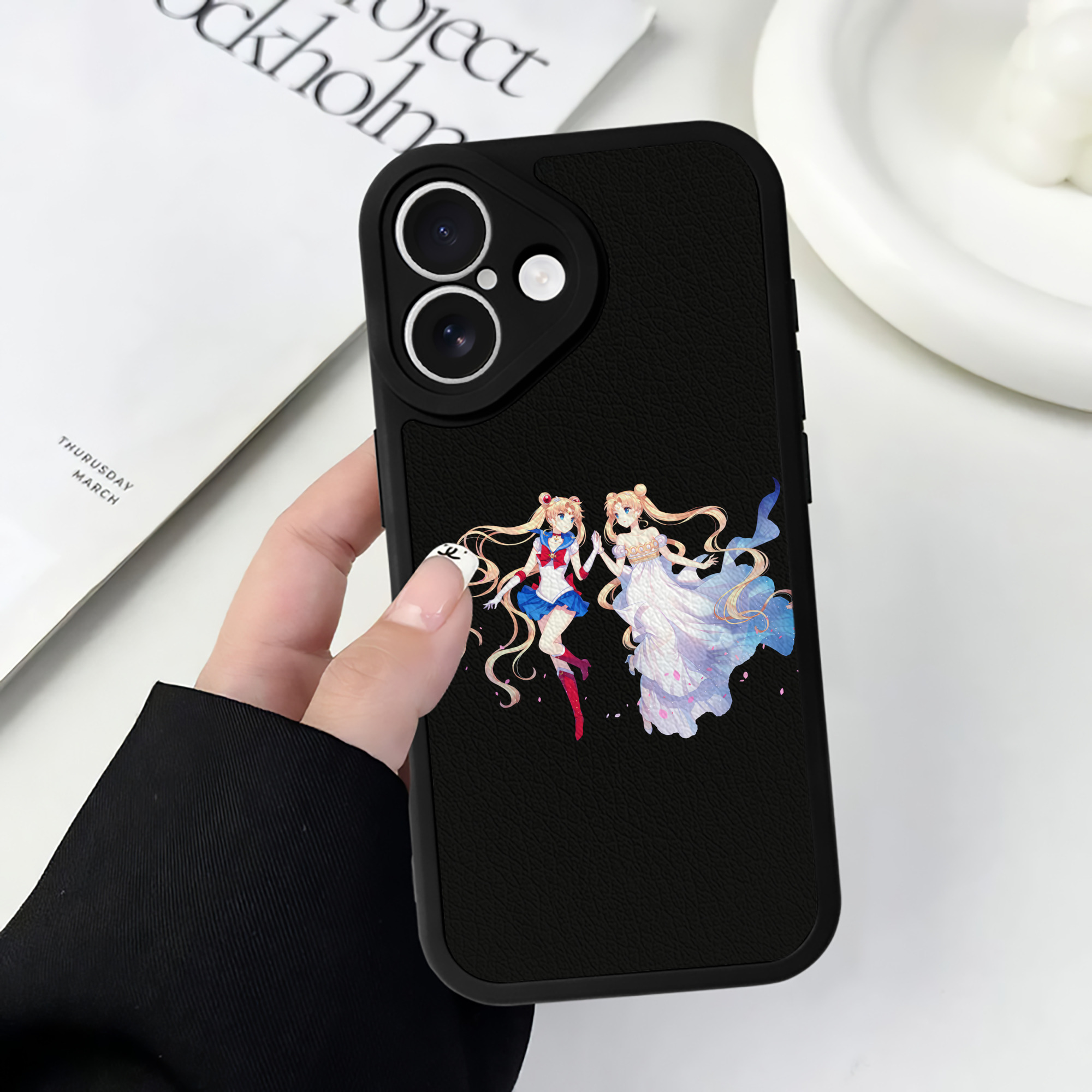 （画像用） 美少女戦士セーラームーン 月野 うさぎ つきの うさぎ Sailor Moon Tsukino Usagi 【iPhone 16シリーズ対応】シリコンスマホケース（レザー調） 材質：シリコン